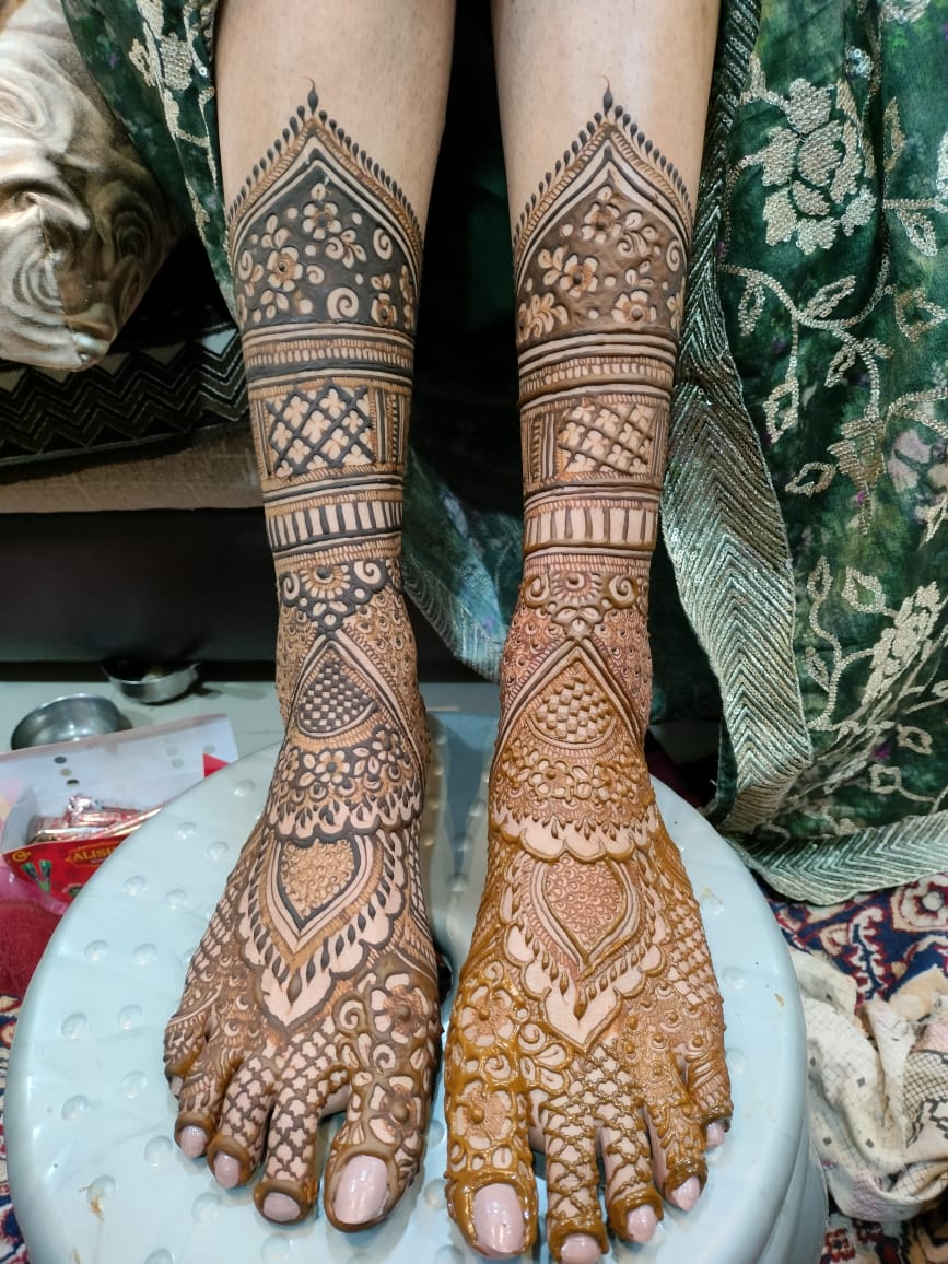 Royal bridal feet and leg mehndi with dense jaali and floral panels